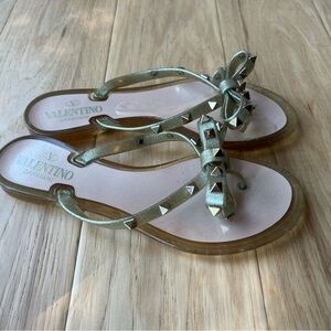 Valentino Garavani Rockstud Jelly Flat Bow Thong Sandal Gold Metallic Size 37